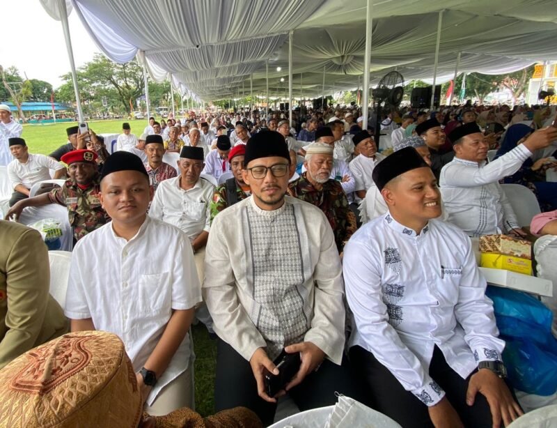Dr Donald Simanjuntak (tengah) beserta Wakilnya Andre Alfisah (kiri ujung)