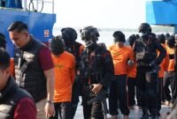 Personel Brimob mengamankan proses pemindahan 64 napi dari berbagai lapas di Sumatera Utara menuju Pulau Nusakambangan di Dermaga Wijayapura, Cilacap, Jawa Tengah, Kamis (7/11/2024) 