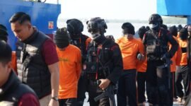 Personel Brimob mengamankan proses pemindahan 64 napi dari berbagai lapas di Sumatera Utara menuju Pulau Nusakambangan di Dermaga Wijayapura, Cilacap, Jawa Tengah, Kamis (7/11/2024) 