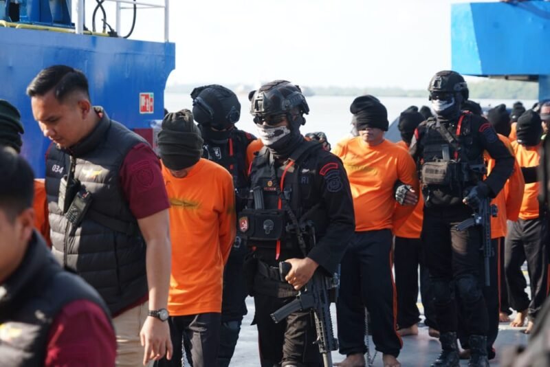 Personel Brimob mengamankan proses pemindahan 64 napi dari berbagai lapas di Sumatera Utara menuju Pulau Nusakambangan di Dermaga Wijayapura, Cilacap, Jawa Tengah, Kamis (7/11/2024) 