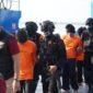 Personel Brimob mengamankan proses pemindahan 64 napi dari berbagai lapas di Sumatera Utara menuju Pulau Nusakambangan di Dermaga Wijayapura, Cilacap, Jawa Tengah, Kamis (7/11/2024) 