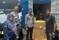 Tim dari Polres Langkat ikut mengamankan distribusi surat suara untuk Pilkada Langkat 2024 di Pelabuhan Belawan, Kamis (7/11)