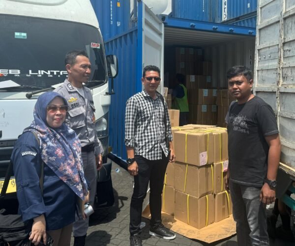 Tim dari Polres Langkat ikut mengamankan distribusi surat suara untuk Pilkada Langkat 2024 di Pelabuhan Belawan, Kamis (7/11)