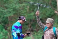 Kelompok pecinta alam Rimba Satwa Foundation (RSF) saat melakukan pemantauan pergerakan gajah liar Sumatra (Elphas Maximus Sumatranus) di kawasan hutan di Riau