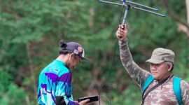 Kelompok pecinta alam Rimba Satwa Foundation (RSF) saat melakukan pemantauan pergerakan gajah liar Sumatra (Elphas Maximus Sumatranus) di kawasan hutan di Riau