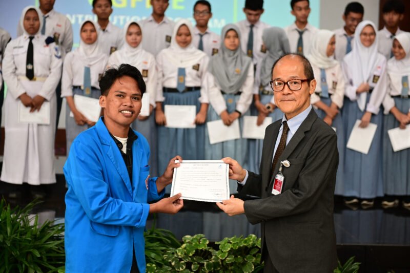 Yayasan OGFICE Berikan Beasiswa Kepada Generasi Muda Bontang