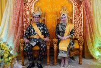Pj Bupati Langkat M Faisal Hasrimy menerima gelar adat Datok Praja Indra Negeri dari Kerapatan Adat Kesultanan Negeri Langkat di Stabat, Rabu (13/11). (metrolangkat/ist)
