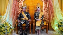 Pj Bupati Langkat M Faisal Hasrimy menerima gelar adat Datok Praja Indra Negeri dari Kerapatan Adat Kesultanan Negeri Langkat di Stabat, Rabu (13/11). (metrolangkat/ist)