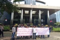 Aliansi Mahasiswa dan Pemuda Perantau Asal Sumatera Utara lakukan aksi damai di depan gedung merah putih KPK RI, Jakarta Selatan, Kamis (14/11)