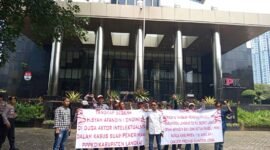 Aliansi Mahasiswa dan Pemuda Perantau Asal Sumatera Utara lakukan aksi damai di depan gedung merah putih KPK RI, Jakarta Selatan, Kamis (14/11)