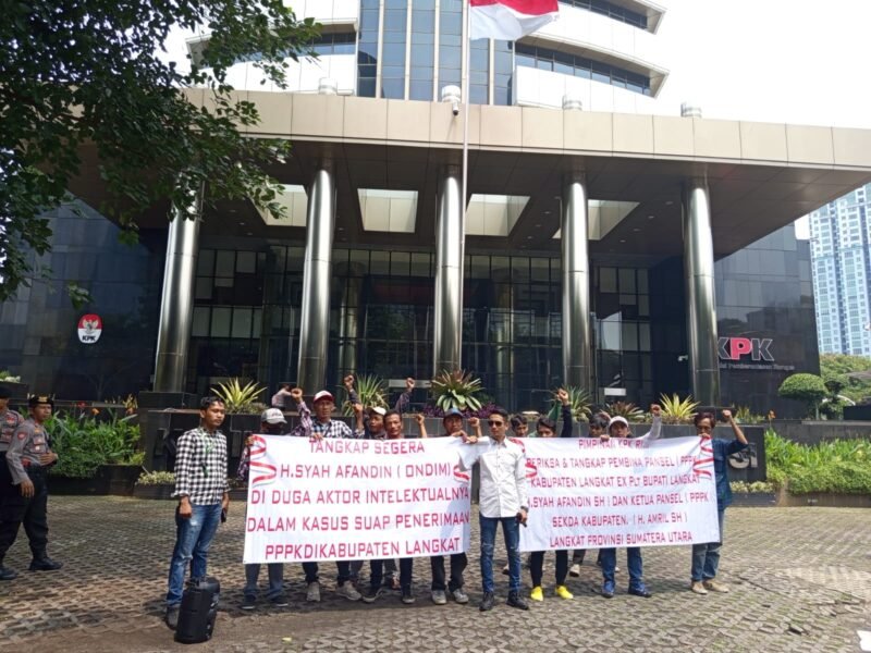 Aliansi Mahasiswa dan Pemuda Perantau Asal Sumatera Utara lakukan aksi damai di depan gedung merah putih KPK RI, Jakarta Selatan, Kamis (14/11)