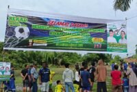 Turnamen sepak bola di Desa Teluk Meku yang diadakan oleh Rekad BISA, Kelurahan Sei Bilah Timur, Kecamatan Sei Lepan, Langkat, Minggu (17/11)