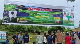 Turnamen sepak bola di Desa Teluk Meku yang diadakan oleh Rekad BISA, Kelurahan Sei Bilah Timur, Kecamatan Sei Lepan, Langkat, Minggu (17/11)