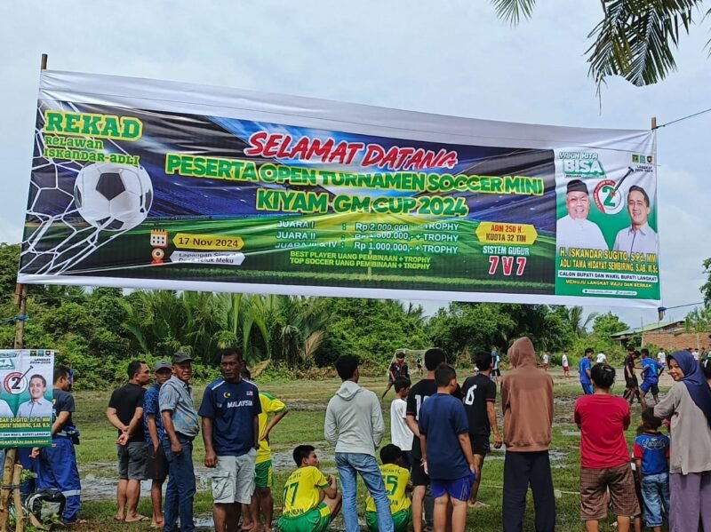 Turnamen sepak bola di Desa Teluk Meku yang diadakan oleh Rekad BISA, Kelurahan Sei Bilah Timur, Kecamatan Sei Lepan, Langkat, Minggu (17/11)