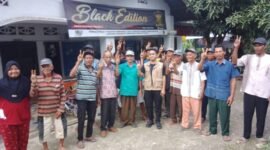 Calon wakil Bupati Langkat Adli Tama Hidayat Sembiring sapa warga terdampak banjir di Kecamatan Hinai, Minggu (17/11)