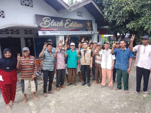 Calon wakil Bupati Langkat Adli Tama Hidayat Sembiring sapa warga terdampak banjir di Kecamatan Hinai, Minggu (17/11)