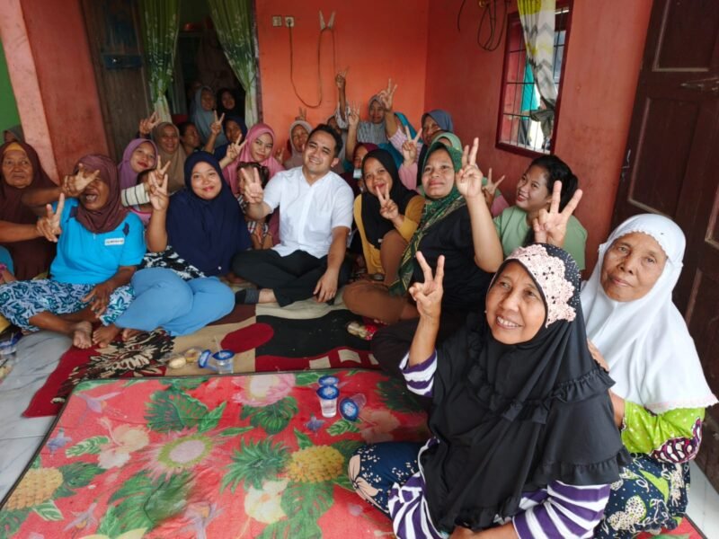 Warga Desa Suka Mulya begitu akrab dengan calon wakil bupati no 2 Adli Tama Hidayat Sembiring