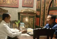 Suasana pertemuan empat mata Presiden Prabowo Subianto dengan Presiden Ke-7 RI Joko Widodo (Jokowi) di salah satu rumah makan di kawasan Solo, Jawa Tengah, Minggu malam (3/11/2024). (Foto: Antara/ Andi Firdaus)