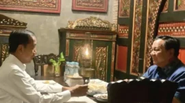 Suasana pertemuan empat mata Presiden Prabowo Subianto dengan Presiden Ke-7 RI Joko Widodo (Jokowi) di salah satu rumah makan di kawasan Solo, Jawa Tengah, Minggu malam (3/11/2024). (Foto: Antara/ Andi Firdaus)