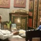 Suasana pertemuan empat mata Presiden Prabowo Subianto dengan Presiden Ke-7 RI Joko Widodo (Jokowi) di salah satu rumah makan di kawasan Solo, Jawa Tengah, Minggu malam (3/11/2024). (Foto: Antara/ Andi Firdaus)