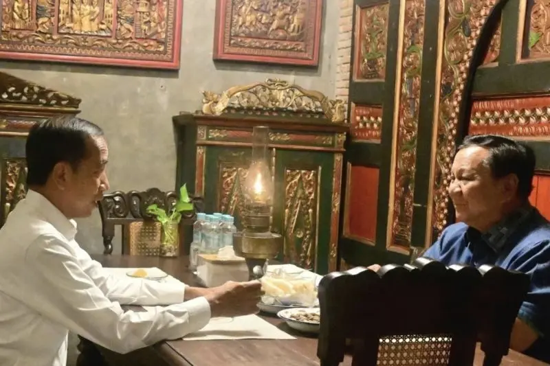 Suasana pertemuan empat mata Presiden Prabowo Subianto dengan Presiden Ke-7 RI Joko Widodo (Jokowi) di salah satu rumah makan di kawasan Solo, Jawa Tengah, Minggu malam (3/11/2024). (Foto: Antara/ Andi Firdaus)