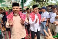 Pasangan Calon Bupati dan Wakil Bupati Langkat Iskandar Sugito (kiri) dan Adli Tama Hidayat Sembiring (kanan) saat mengadiri kegiatan bakti sosial relawan Butet Anwar di Tanjung Pura, Minggu (3/11/2024)