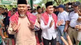Pasangan Calon Bupati dan Wakil Bupati Langkat Iskandar Sugito (kiri) dan Adli Tama Hidayat Sembiring (kanan) saat mengadiri kegiatan bakti sosial relawan Butet Anwar di Tanjung Pura, Minggu (3/11/2024)