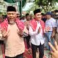 Pasangan Calon Bupati dan Wakil Bupati Langkat Iskandar Sugito (kiri) dan Adli Tama Hidayat Sembiring (kanan) saat mengadiri kegiatan bakti sosial relawan Butet Anwar di Tanjung Pura, Minggu (3/11/2024)