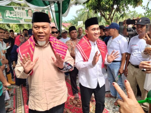 Pasangan Calon Bupati dan Wakil Bupati Langkat Iskandar Sugito (kiri) dan Adli Tama Hidayat Sembiring (kanan) saat mengadiri kegiatan bakti sosial relawan Butet Anwar di Tanjung Pura, Minggu (3/11/2024)