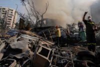 Pekerja pertahanan sipil memadamkan api saat asap mengepul dari lokasi serangan udara Israel di Dahiyeh, Beirut, Lebanon, Jumat, 1 November 2024. (Foto: AP)