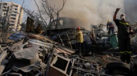 Pekerja pertahanan sipil memadamkan api saat asap mengepul dari lokasi serangan udara Israel di Dahiyeh, Beirut, Lebanon, Jumat, 1 November 2024. (Foto: AP)