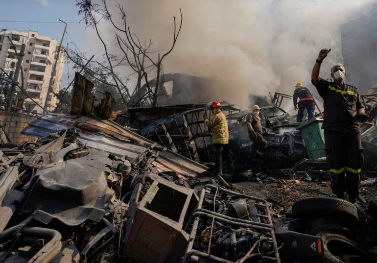 Pekerja pertahanan sipil memadamkan api saat asap mengepul dari lokasi serangan udara Israel di Dahiyeh, Beirut, Lebanon, Jumat, 1 November 2024. (Foto: AP)