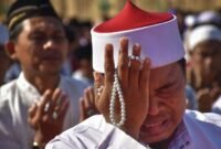 Seorang laki-laki berdoa hingga menangis selepas melaksanakan salat sunat.