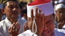 Seorang laki-laki berdoa hingga menangis selepas melaksanakan salat sunat.