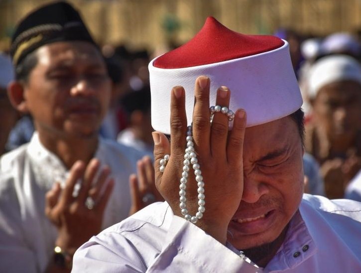 Seorang laki-laki berdoa hingga menangis selepas melaksanakan salat sunat.