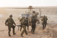 Tentara IDF mengeluarkan prajurit yang terluka dari Jalur Gaza dalam foto tak bertanggal yang dirilis 1 Januari 2023. Israel dilaporkan mulai kehabisan pasukan.