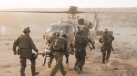 Tentara IDF mengeluarkan prajurit yang terluka dari Jalur Gaza dalam foto tak bertanggal yang dirilis 1 Januari 2023. Israel dilaporkan mulai kehabisan pasukan.