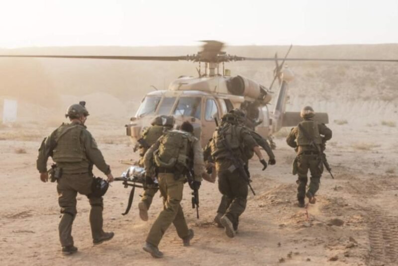Tentara IDF mengeluarkan prajurit yang terluka dari Jalur Gaza dalam foto tak bertanggal yang dirilis 1 Januari 2023. Israel dilaporkan mulai kehabisan pasukan.