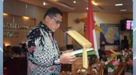 Sekertaris Dewan ( Sekwan) DPRD Langkat, Drs Basrah Pardomuan yang mengelola banyak angaran di Seketariat diduga banyak yang tidak sesuai alias pemborosan.(ist)