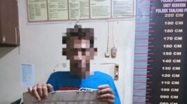 Pelaku pelemparan rumah wartawan di Tanjung Pura, Mukti Ali (43) warga Dusun Sei Rebat, Desa Pantai Cermin.