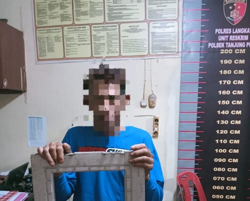 Pelaku pelemparan rumah wartawan di Tanjung Pura, Mukti Ali (43) warga Dusun Sei Rebat, Desa Pantai Cermin.