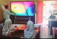 Pj Bupati Langkat Faisal Hasrimy saat memperkenalkan Smart Board pada siswa