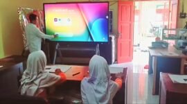 Pj Bupati Langkat Faisal Hasrimy saat memperkenalkan Smart Board pada siswa