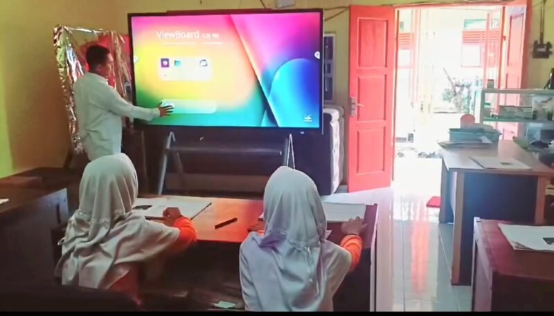 Pj Bupati Langkat Faisal Hasrimy saat memperkenalkan Smart Board pada siswa