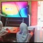 Pj Bupati Langkat Faisal Hasrimy saat memperkenalkan Smart Board pada siswa