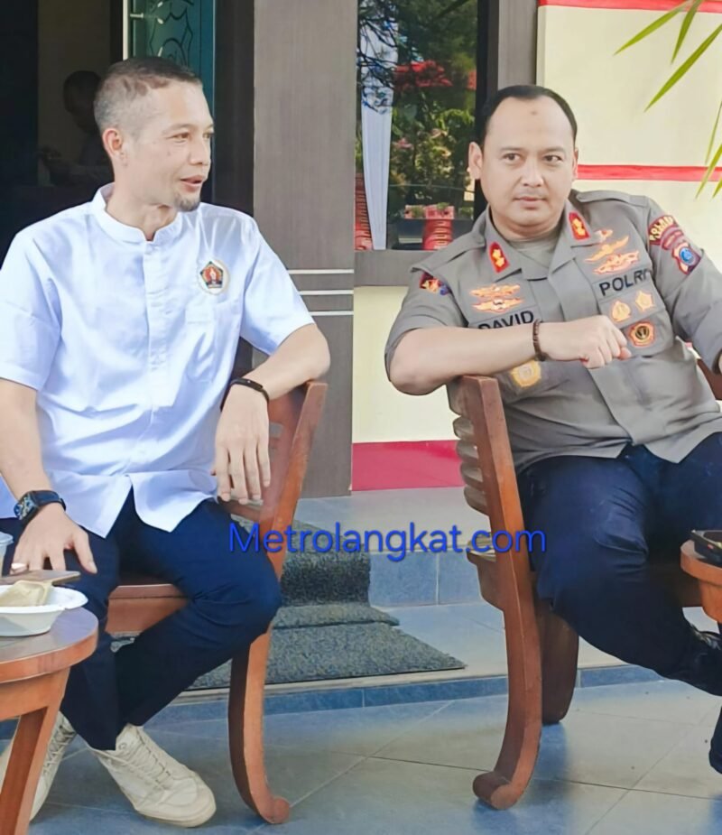Kapolres Langkat AKBP David Triyo Prasojo, SH, SIK, M.Si saat bincang-bincang dengan Ketua PWI Langkat, Darwis Sinulingga dan Insan Pers Jum'at (20/12) pagi dalam agenda Kopi Morning.(photo Erwin)