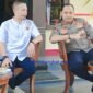 Kapolres Langkat AKBP David Triyo Prasojo, SH, SIK, M.Si saat bincang-bincang dengan Ketua PWI Langkat, Darwis Sinulingga dan Insan Pers Jum'at (20/12) pagi dalam agenda Kopi Morning.(photo Erwin)