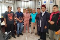 Keterangan gambar : Beberapa warga Desa Telagah yang mengaku resah atas prilaku Kades yang memberhentikan para Kadus dan perangkat desa semena mena.(ist)