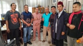 Keterangan gambar : Beberapa warga Desa Telagah yang mengaku resah atas prilaku Kades yang memberhentikan para Kadus dan perangkat desa semena mena.(ist)