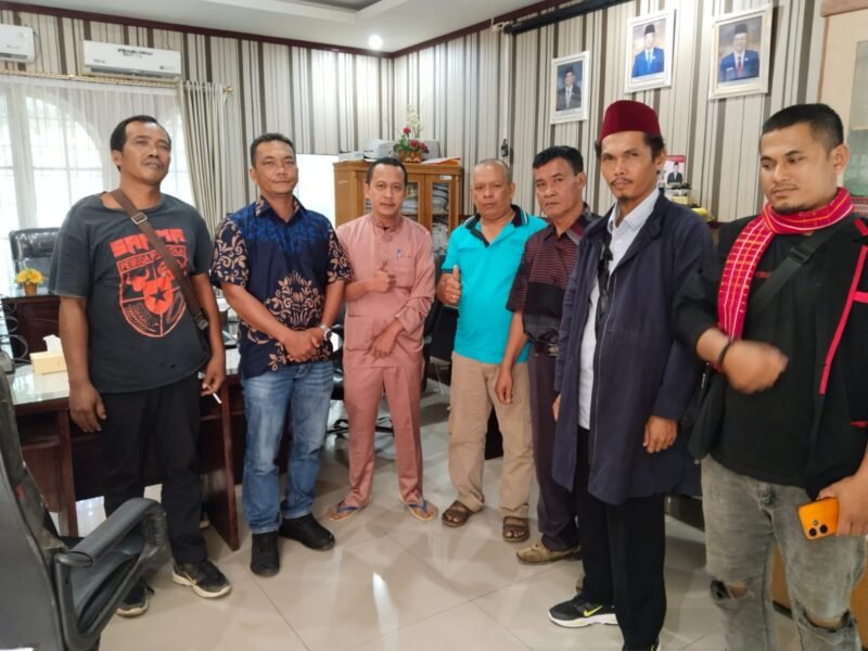Keterangan gambar : Beberapa warga Desa Telagah yang mengaku resah atas prilaku Kades yang memberhentikan para Kadus dan perangkat desa semena mena.(ist)